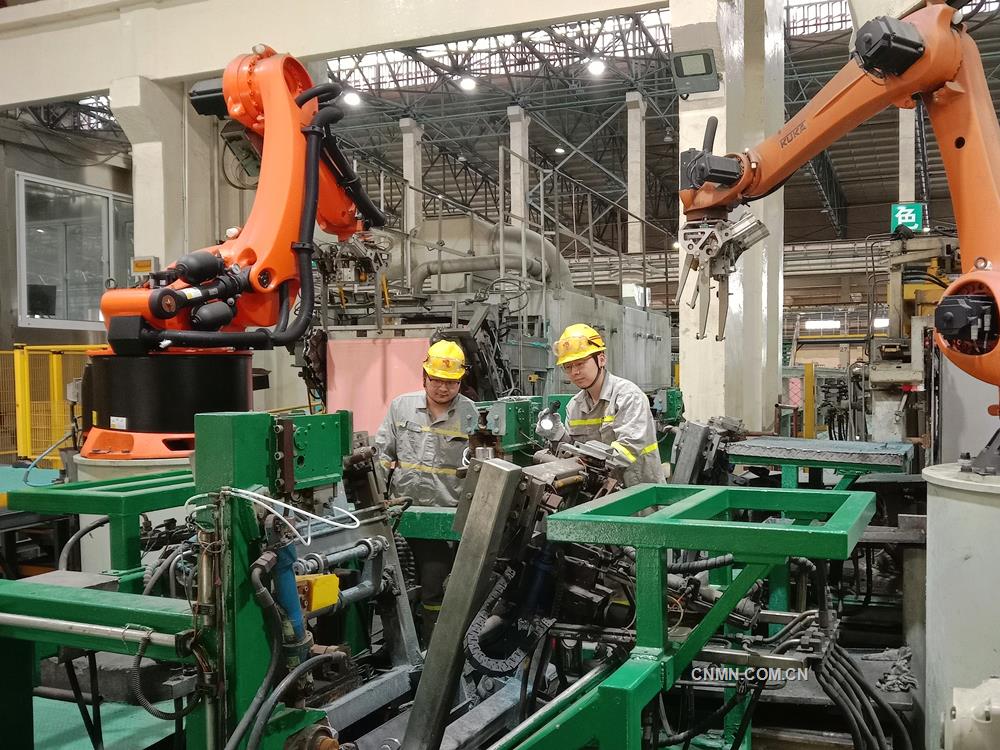 日前，銅陵有色金冠銅業(yè)分公司雙閃電解車間協(xié)同保全點檢人員對電解剝片機組等設(shè)備進行聯(lián)合點檢，及時消除故障隱患，強化設(shè)備日常潤滑維保，不斷鞏固提升設(shè)備作業(yè)效率，保障安全高效生產(chǎn)。