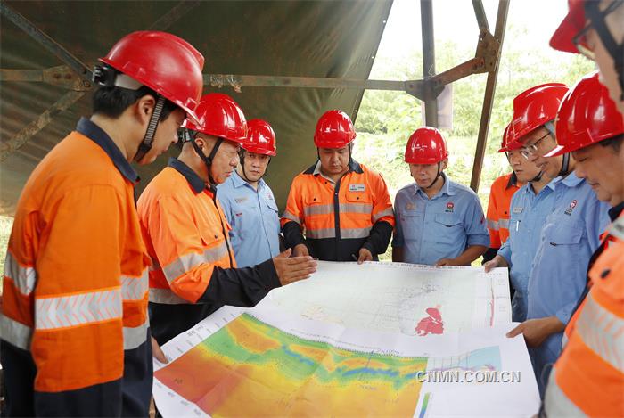 圖為五礦勘察、水口山公司地質(zhì)專家和技術(shù)人員在探討資源勘探工作