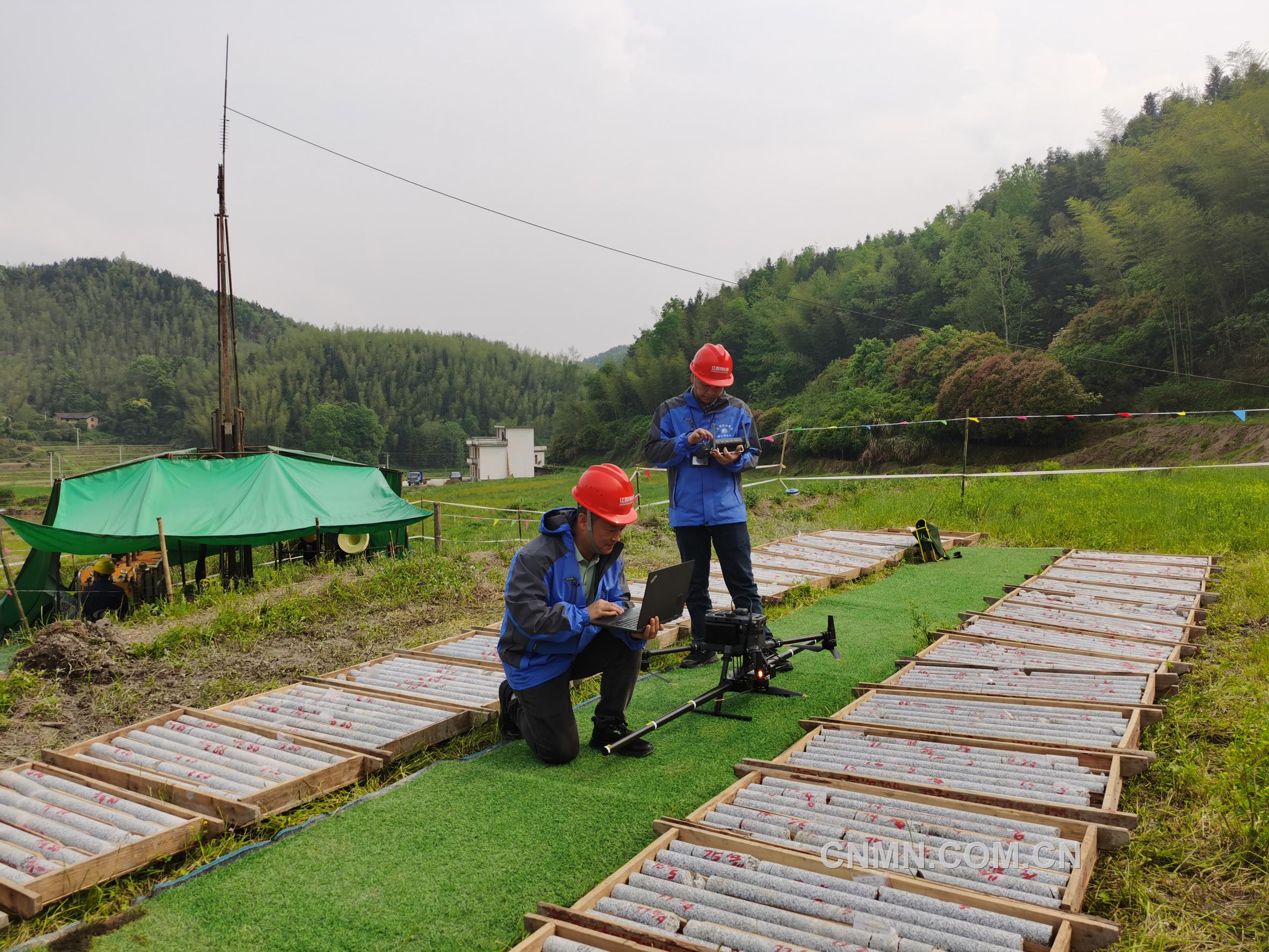 江西地質(zhì)-物化探大隊隊員正在開展低空無人機航磁作業(yè)。