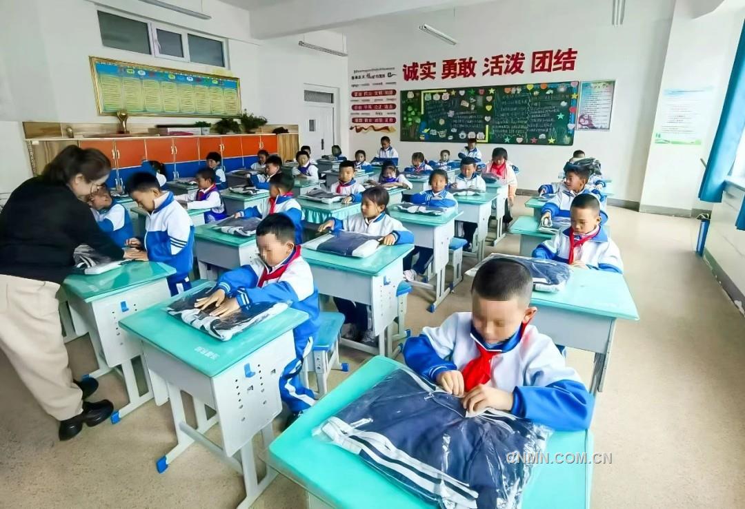 中鋁集團(tuán)向青海省海晏縣捐贈(zèng)430套全鋁課桌椅