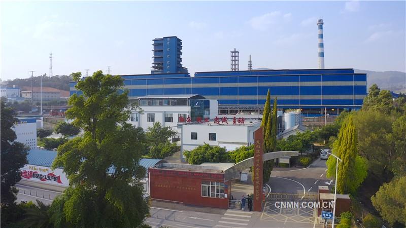楚雄滇中有色金屬有限責(zé)任公司，一個(gè)建成投產(chǎn)近30年的中型銅冶煉企業(yè)，在由弱到強(qiáng)的發(fā)展歷程中，始終堅(jiān)持并堅(jiān)定踐行新發(fā)展理念，以綠色發(fā)展為根本目標(biāo)，致力開(kāi)拓適合企業(yè)實(shí)際的綠色“路徑”，一步一個(gè)腳印建設(shè)企業(yè)的“綠水青山”。