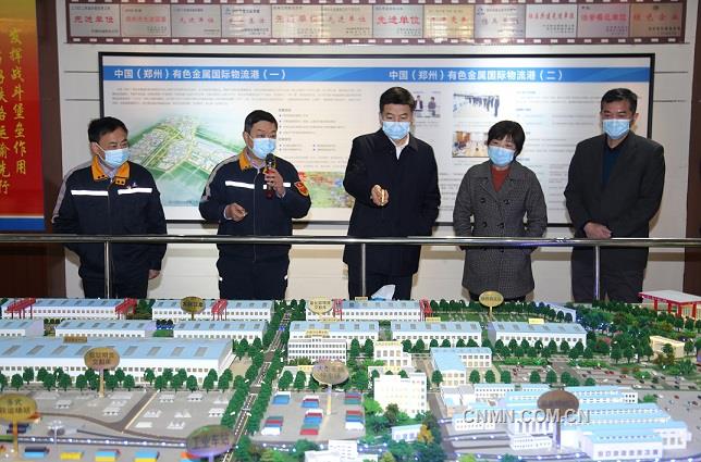 （左上）圖為河南省委常委、副省長費東斌（中）在中部陸港沙盤聽取物流產(chǎn)業(yè)發(fā)展情況介紹