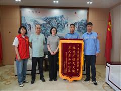 從開(kāi)車(chē)路過(guò)到逆火而行這個(gè)揮著滅火器的東輕職工背影比錦旗更加耀眼