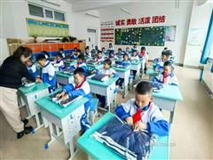 中鋁集團(tuán)向青海省海晏縣捐贈(zèng)430套全鋁課桌椅